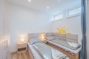 Appartement Familial | Espace de travail pour ordinateur portable, fer et planche à repasser