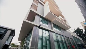 A modern building with large windows and a flat roof. - Solaris Apartments luxury by Cozy (Accra)