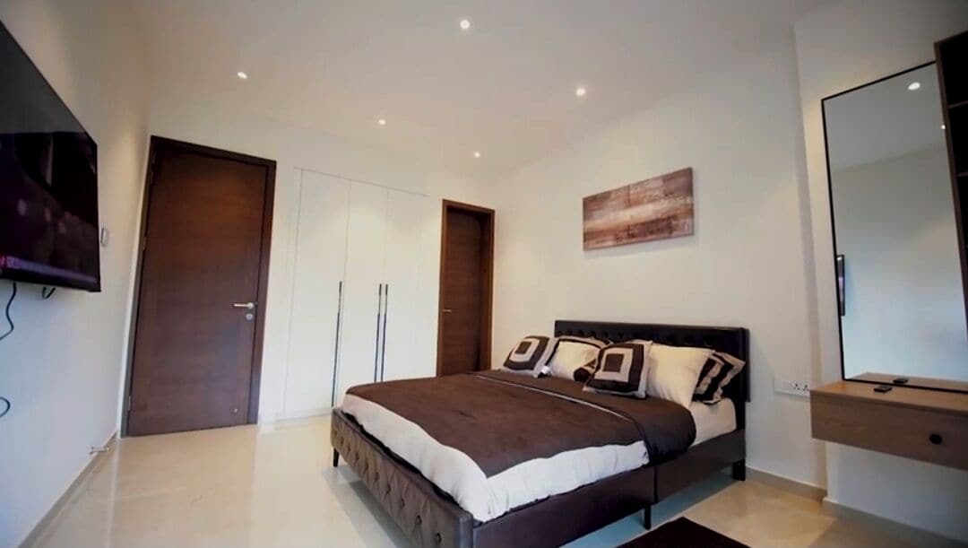 Executive appartement | Individueel gedecoreerd, individueel gemeubileerd, een bureau