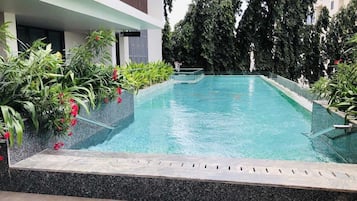 Apartamento família, vista para a cidade | Piscina | Piscina externa