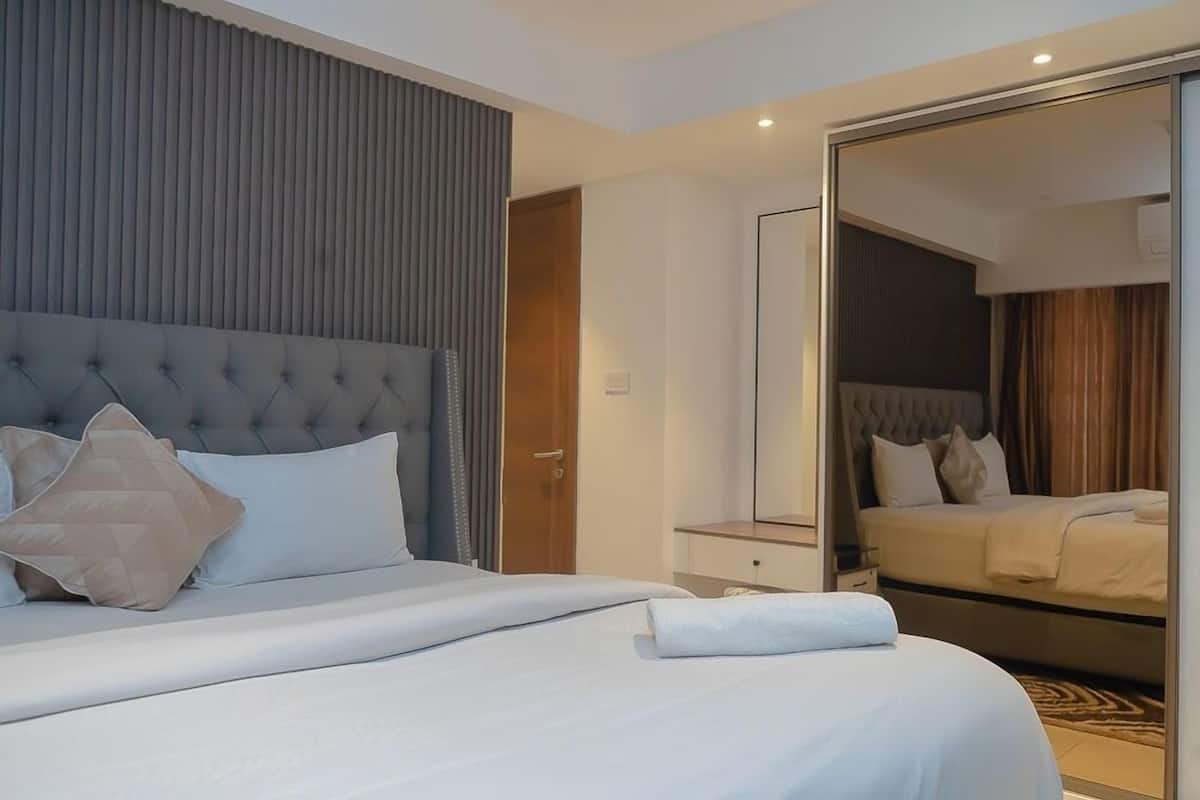 Apartamento família, vista para a cidade | Escrivaninha, espaço de trabalho para notebook