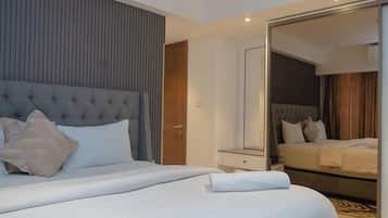 Apartamento família, vista para a cidade | Escrivaninha, espaço de trabalho para notebook