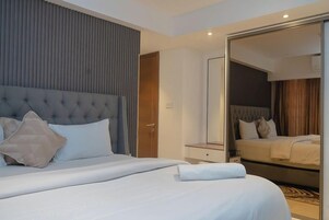 Escritorio y espacio para trabajar con laptop 