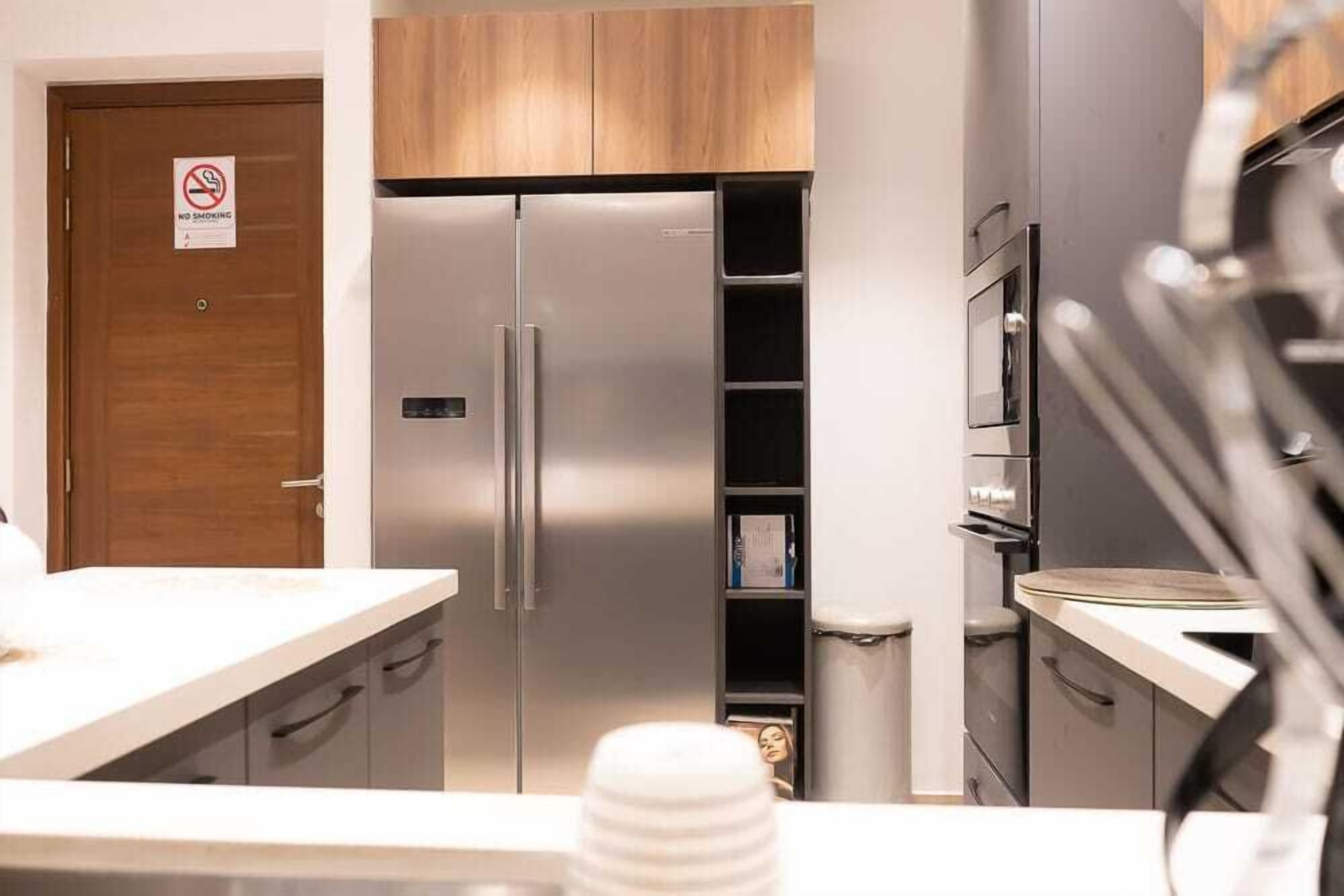 Apartamento família, vista para a cidade | Cozinha privada | Geladeira grande, micro-ondas, fogão, cooktop