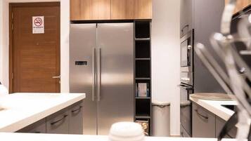 Apartamento família, vista para a cidade | Cozinha privada | Geladeira grande, micro-ondas, fogão, cooktop