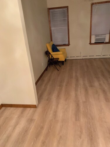 Quiet 2-bedroom apartment with AC and laundry in peaceful location