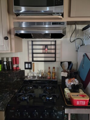 Fridge, microwave, oven, stovetop - A Cozy Cabin You'll Want to Return (Big Bear)