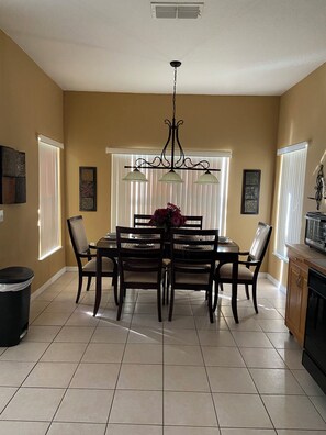 Dining - Tranquil 4-bedroom house on the lake with amazing sunset views. (Kissimmee)