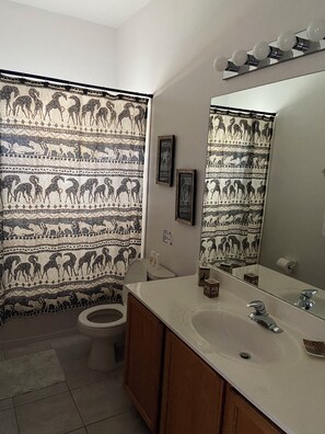 Shower, hair dryer, towels, soap - Tranquil 4-bedroom house on the lake with amazing sunset views. (Kissimmee)
