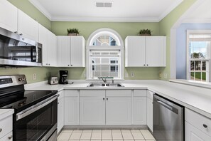 Fridge, microwave, oven, stovetop - Wedgewood 221 Myrtle Beach, SC (North Myrtle Beach)