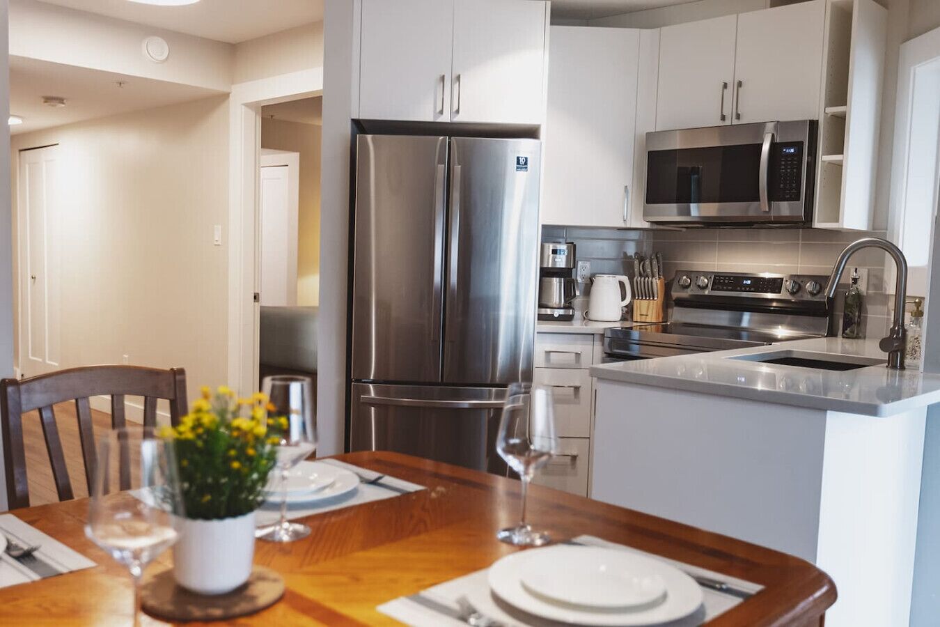 Réfrigérateur, micro-ondes, four, plaque de cuisson