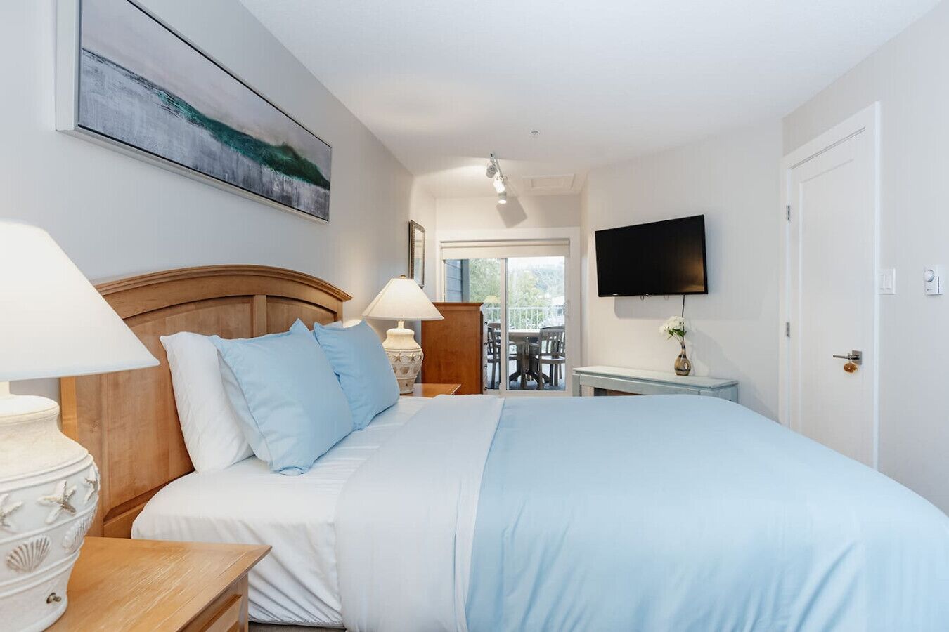 Desk, iron/ironing board, WiFi, bed sheets