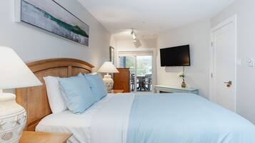 Desk, iron/ironing board, WiFi, bed sheets
