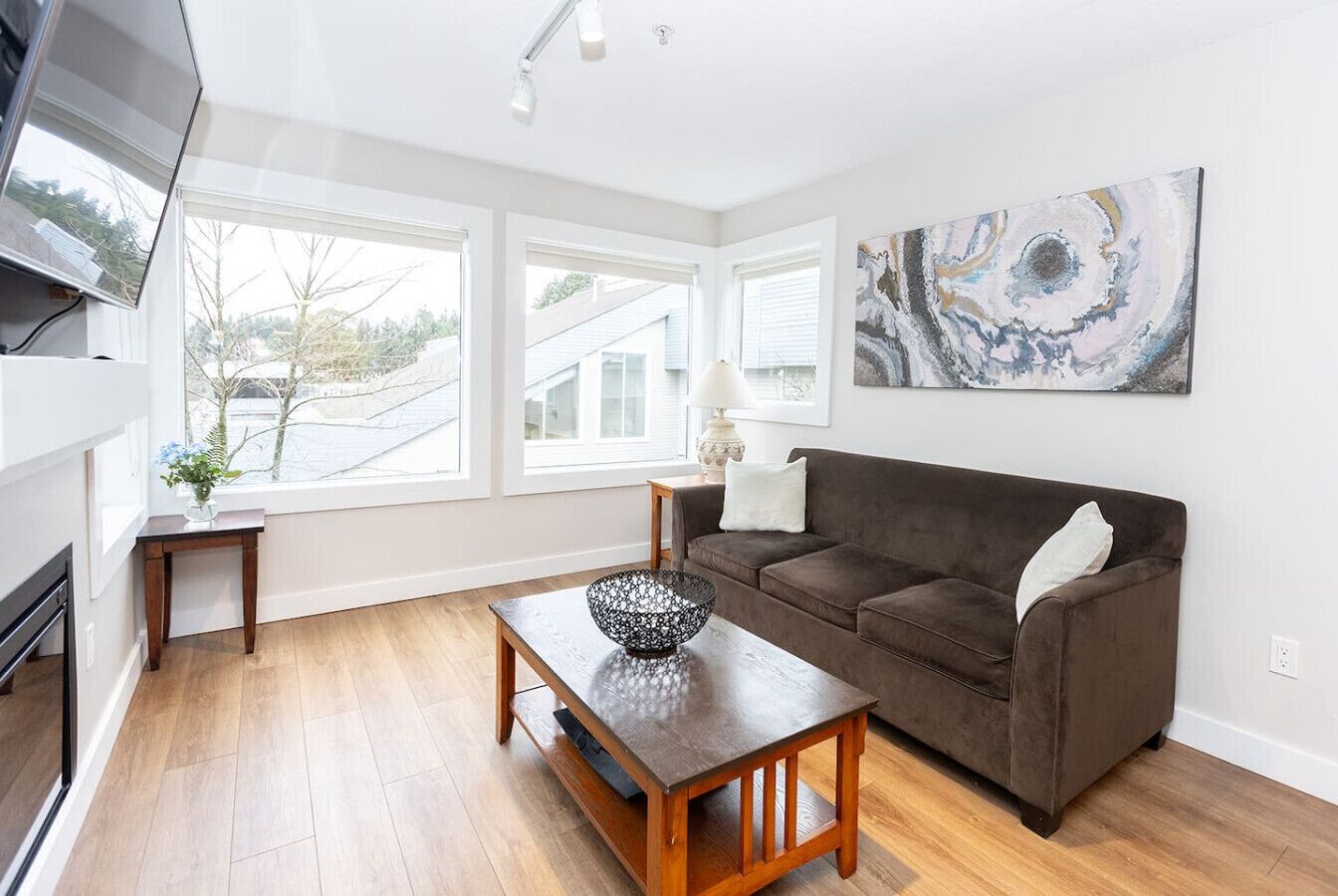 Télévision, cheminée, table de tennis de table