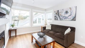 Télévision, cheminée, table de tennis de table