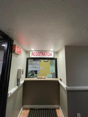 Interior - Sunrise inn (Gardena)