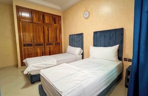 3 habitaciones, tabla de planchar con plancha, wifi y ropa de cama 