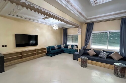 Modern stay with AC, Wi-Fi & parking near railway station