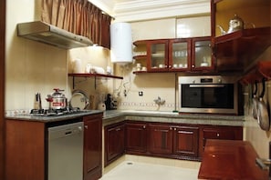 Private kitchen - Modern stay with AC, Wi-Fi & parking near railway station (Fes)