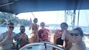 Un grupo de personas en un bote con una vista despejada del agua y la costa lejana.