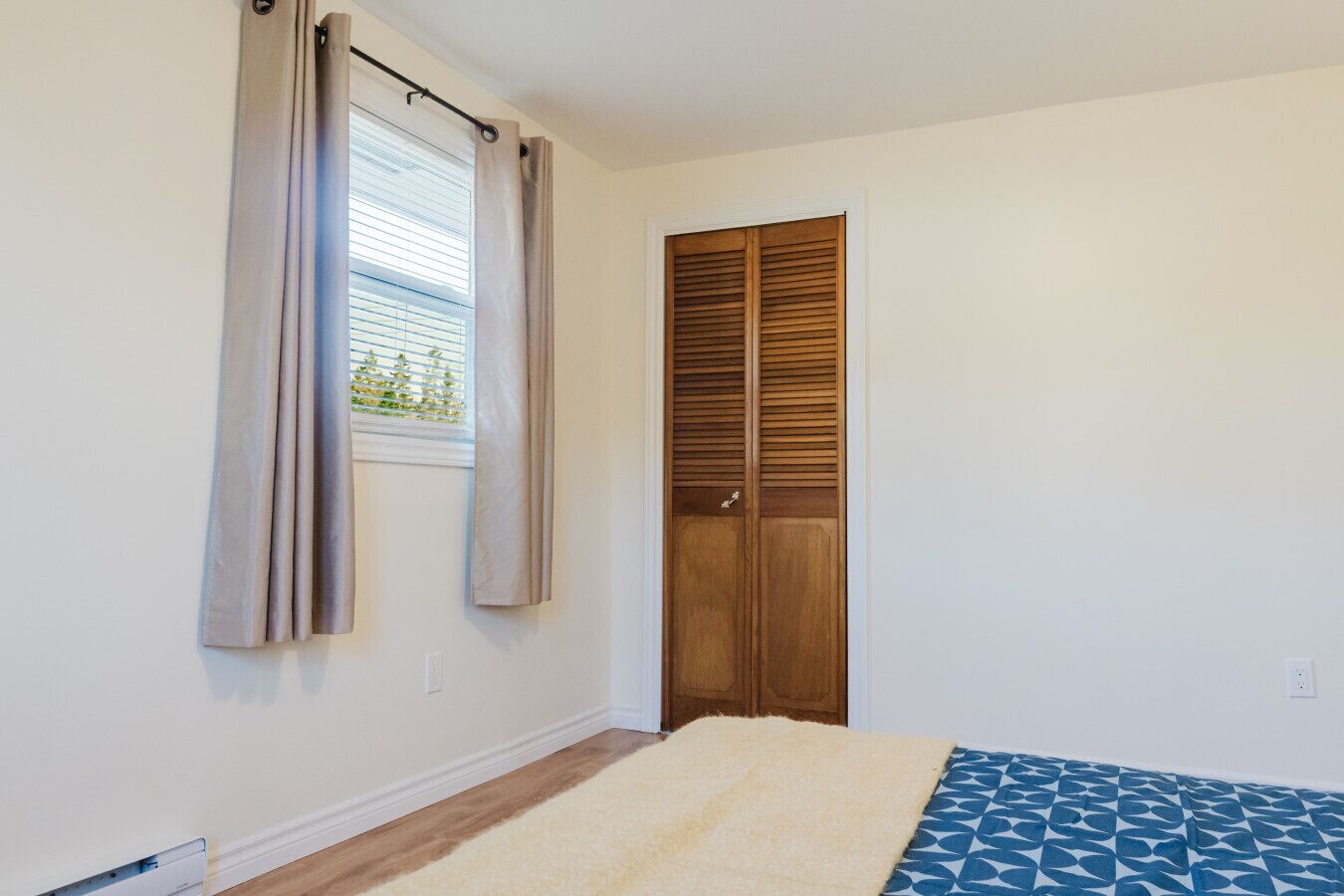 3 bedrooms, desk, WiFi, bed sheets