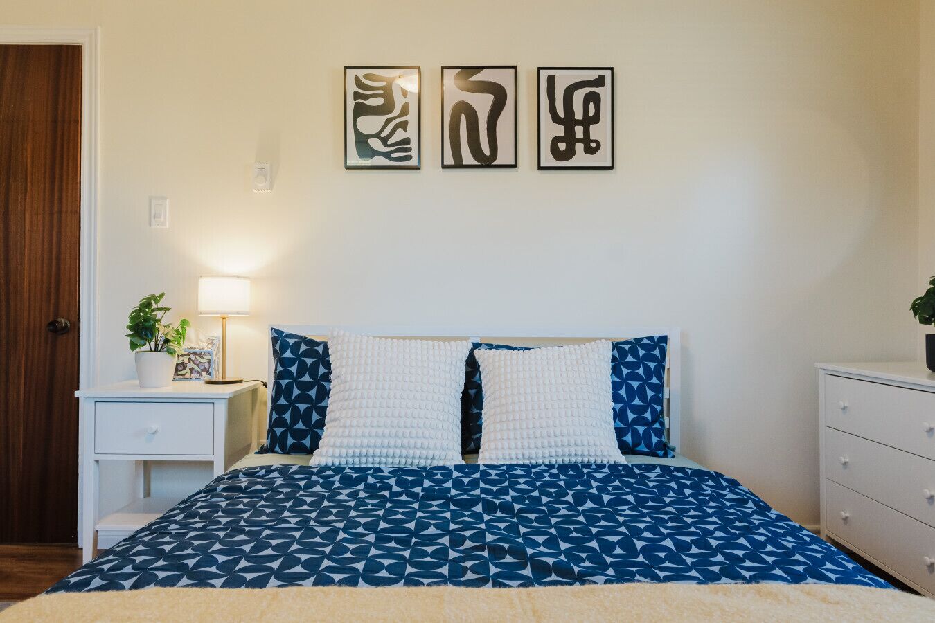 3 bedrooms, desk, WiFi, bed sheets