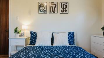3 bedrooms, desk, WiFi, bed sheets