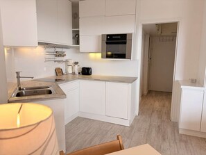 Fridge, dishwasher, toaster, cookware/dishes/utensils - PORNICHET - STUDIO CABINE VUE MER (PORNICHET)
