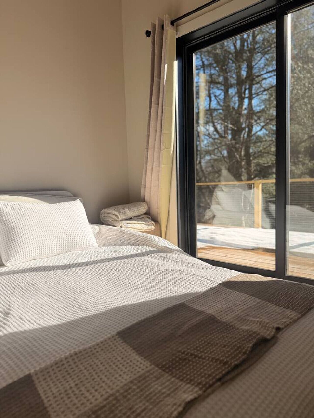 Desk, iron/ironing board, WiFi