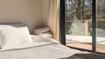 Escritorio, tabla de planchar con plancha y wifi