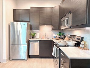 Jääkaappi, mikroaaltouuni, uuni, liesi