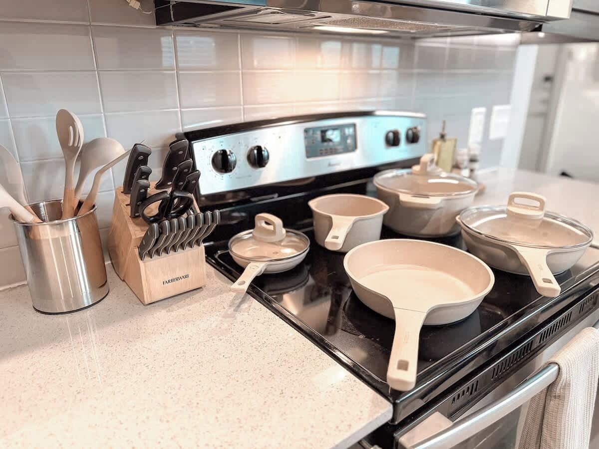 Kjøleskap, kokeplater, kaffetrakter/tekoker og kjøkkenutstyr