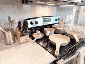 Kjøleskap, mikrobølgeovn, ovn og kokeplater