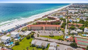 A hotel with a central courtyard, adjacent to a beach and ocean. - Gulf View~Steps to Sugar White Sands~Pool~Tennis~Private Beach Access~Ciboney 2011 (Destin)