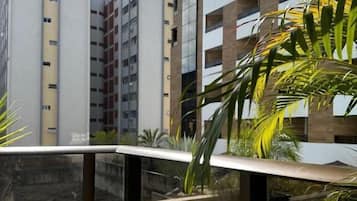 Apartamento família, para não fumantes, vista para a piscina | Vista da sacada
