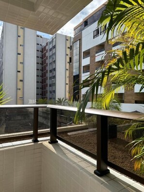 Apartamento família, para não fumantes, vista para a piscina | Vista da sacada