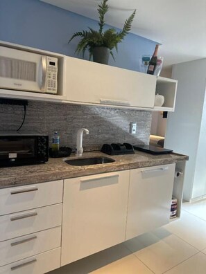 Apartamento família, para não fumantes, vista para a piscina | Opções para refeição no quarto