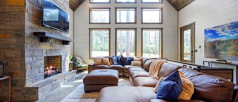 Smart TV, chimenea, videojuegos y libros