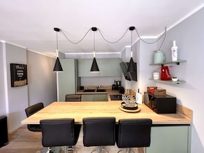 Kühlschrank, Mikrowelle, Ofen, Geschirrspüler
