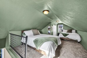 2 bedrooms, iron/ironing board, WiFi, bed sheets - Feel at home in the Cacti Casita (Peoria Heights)