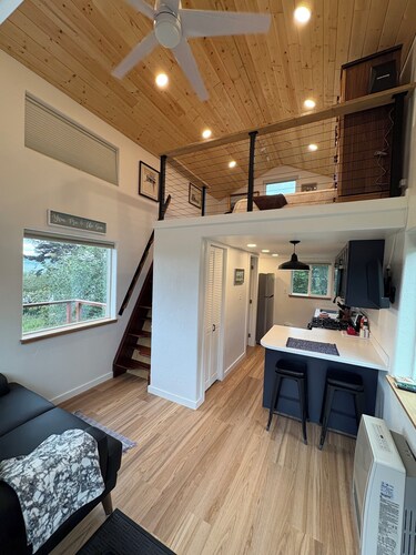 NAUTICAL NEST  1-bedroom cottage in cozy Homer, perfect for a relaxing getaway!