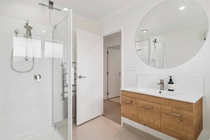 Shower, towels - Life on the Rise - 4 Bed 2 Bath Ride to Redwoods Forest (Rotorua)
