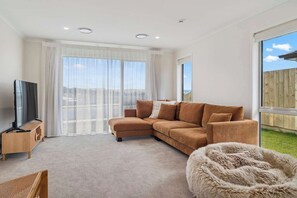 TV - Life on the Rise - 4 Bed 2 Bath Ride to Redwoods Forest (Rotorua)