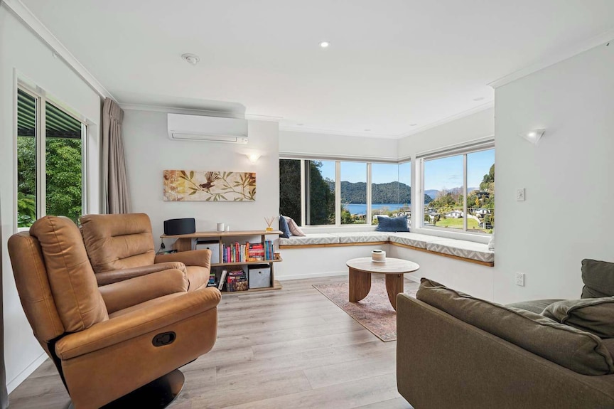 Lake ōKareka - Spa Pool, Games Room, Sleeps 13 - Rotorua