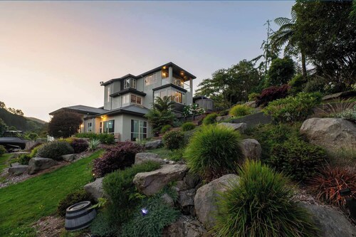 Green Haven Lake House - Lake Views, Games Room & Spa Pool!