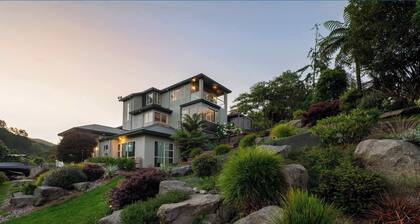 Green Haven Lake House - Lake Views, Games Room & Spa Pool!