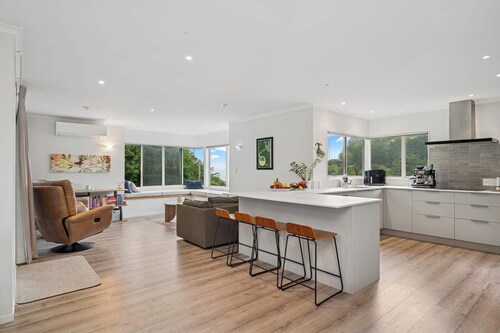 Green Haven Lake House - Lake Views, Games Room & Spa Pool!