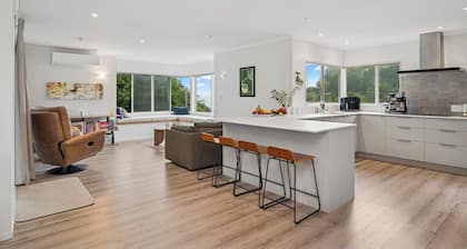 Green Haven Lake House - Lake Views, Games Room & Spa Pool!