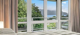 Green Haven Lake House - Lake Views, Games Room & Spa Pool!