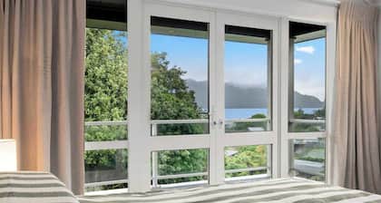 Green Haven Lake House - Lake Views, Games Room & Spa Pool!